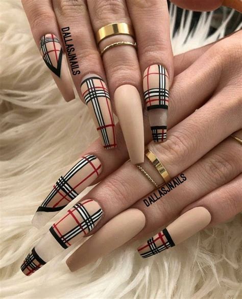 uñas burberry